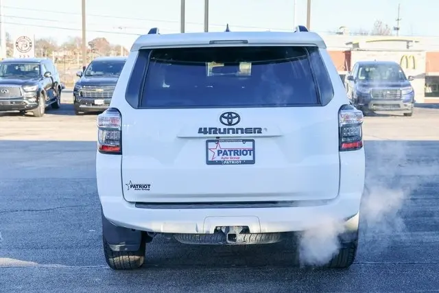 2021 Toyota 4Runner SR5 photo 2