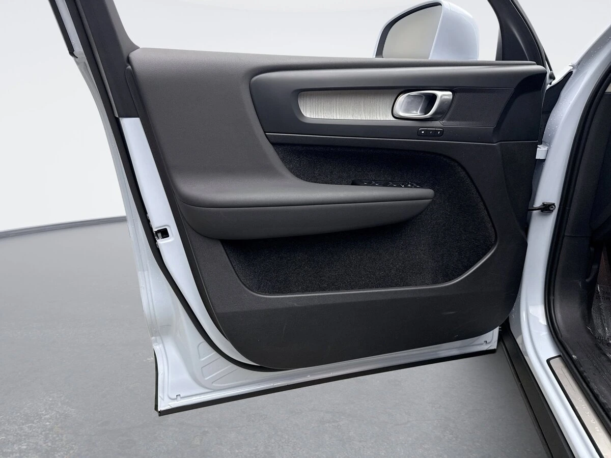 2025 Volvo - image 9