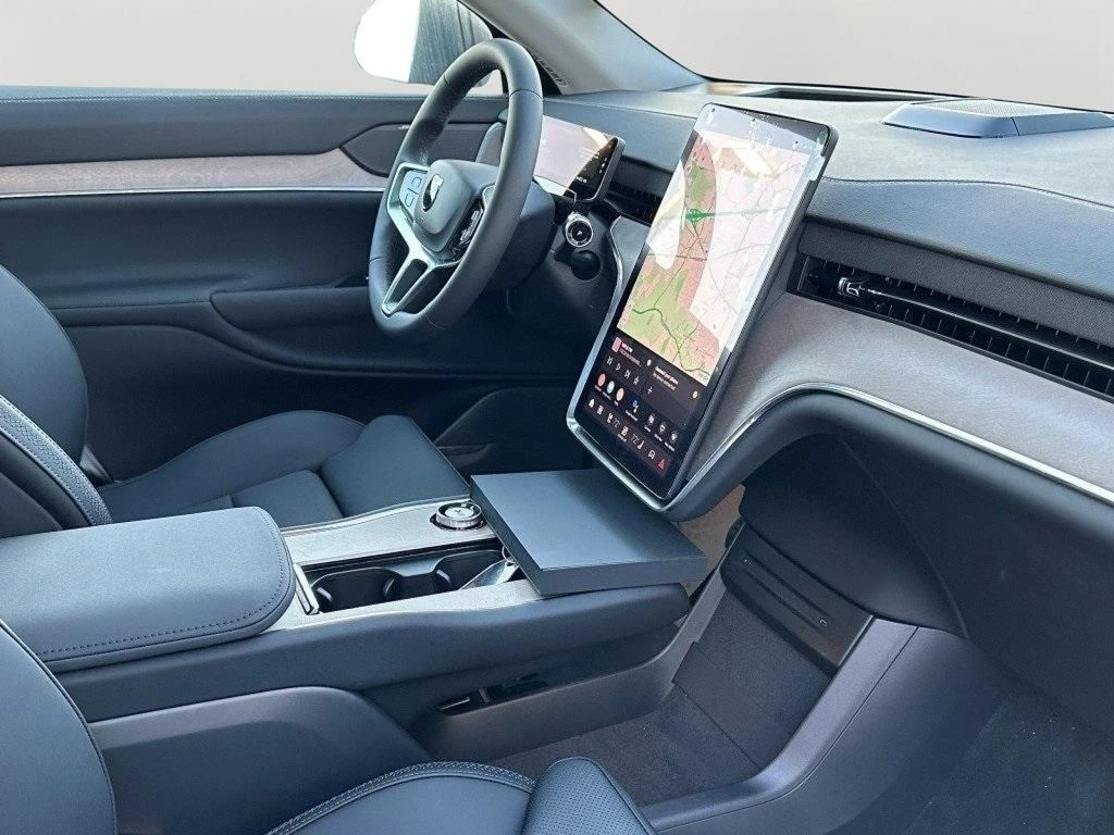 2025 Volvo - image 9