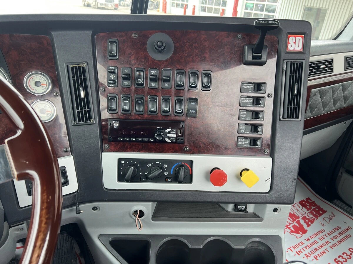 2019 Freightliner 122SD — photo 8