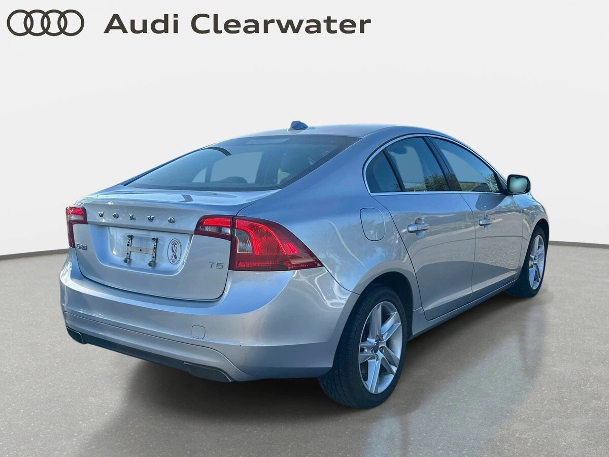 2015 Volvo - image 3