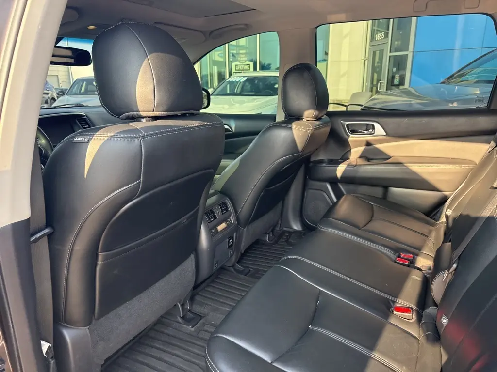 2016 Nissan Pathfinder SL photo 12