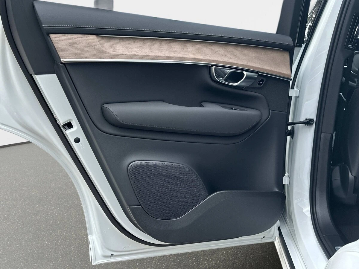 2026 Volvo - image 11