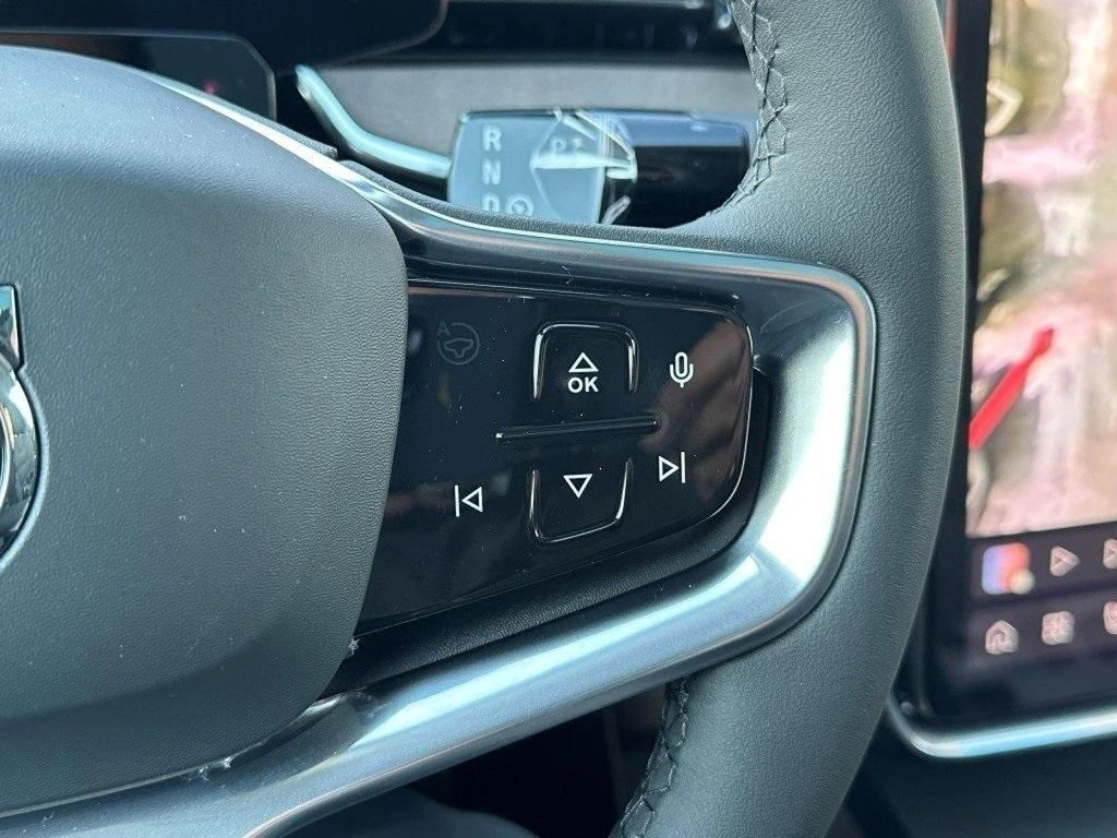 2025 Volvo - image 25