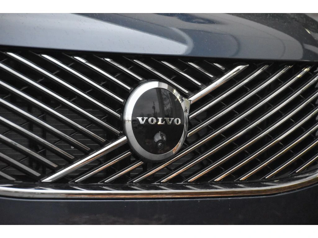 2026 Volvo - image 8