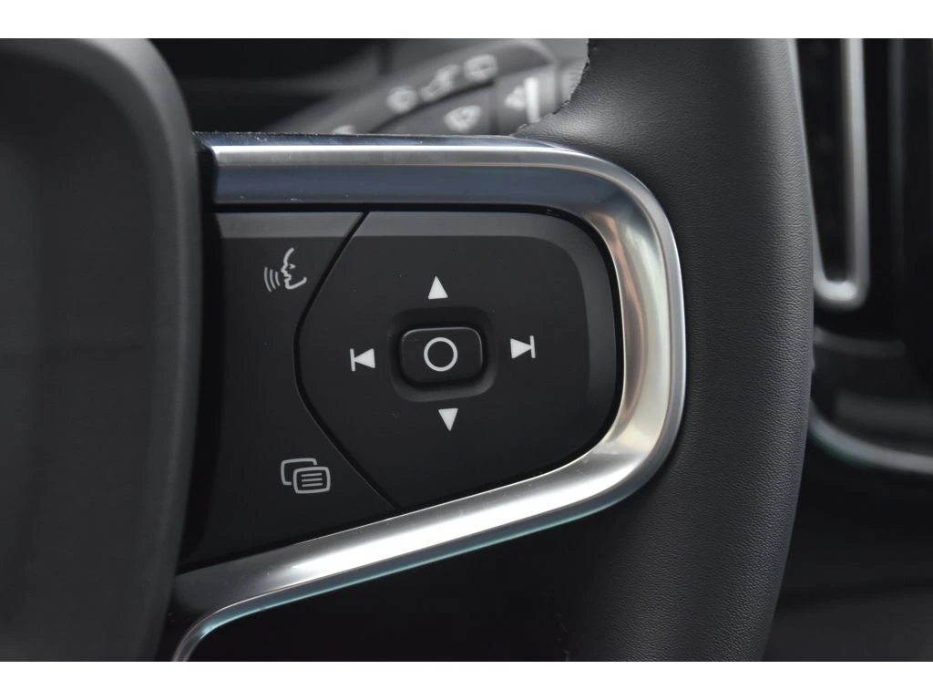 2025 Volvo - image 31