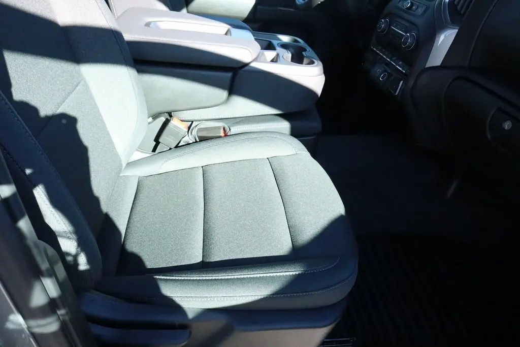 2026 Chevrolet Silverado 2500HD Custom photo 3