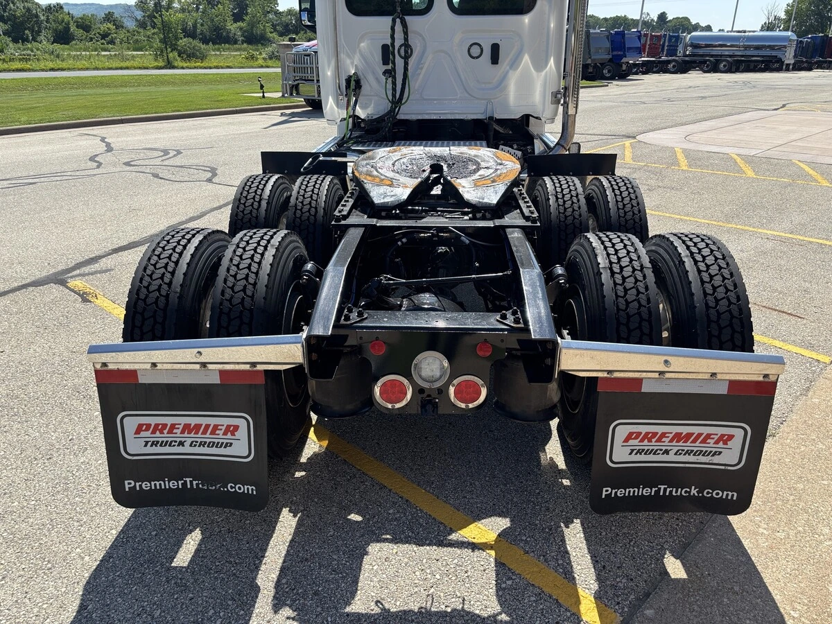 2025 Freightliner Cascadia — photo 6
