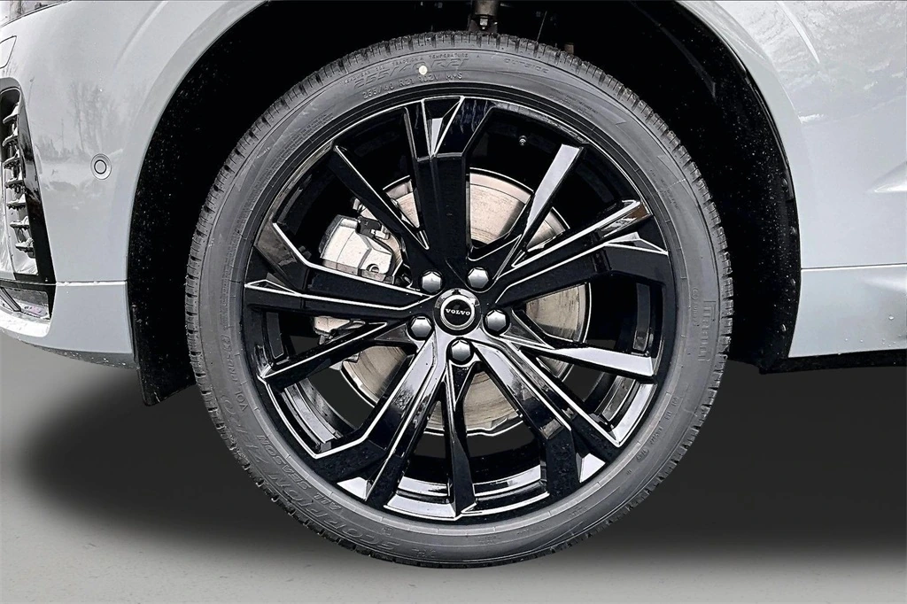2026 Volvo - image 13