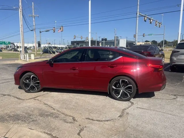 2025 Nissan Altima 2.5 SR photo 2
