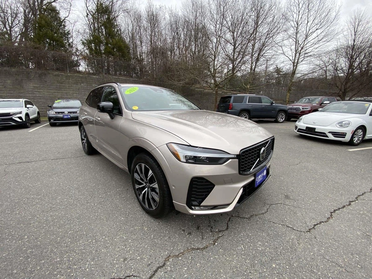 2025 Volvo - image 7