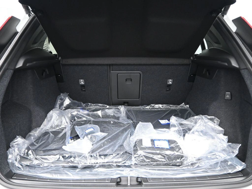 2026 Volvo - image 25