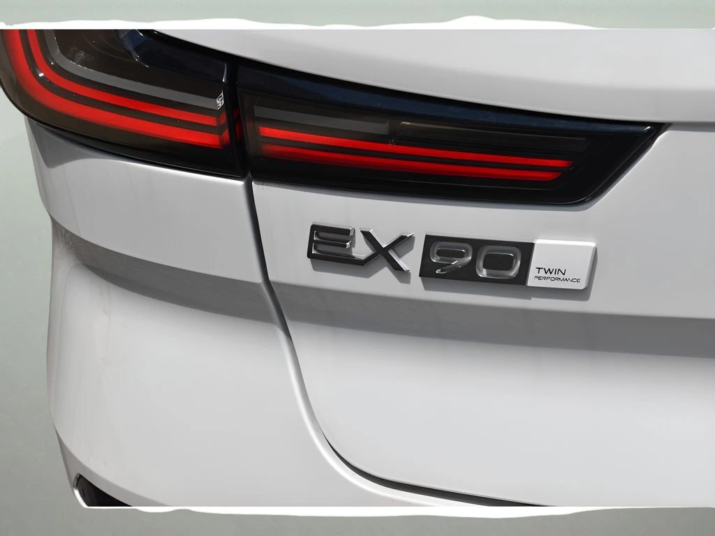 2025 Volvo - image 27