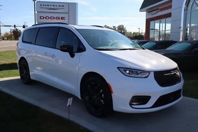 2026 Chrysler Pacifica Limited S Appearance photo 3