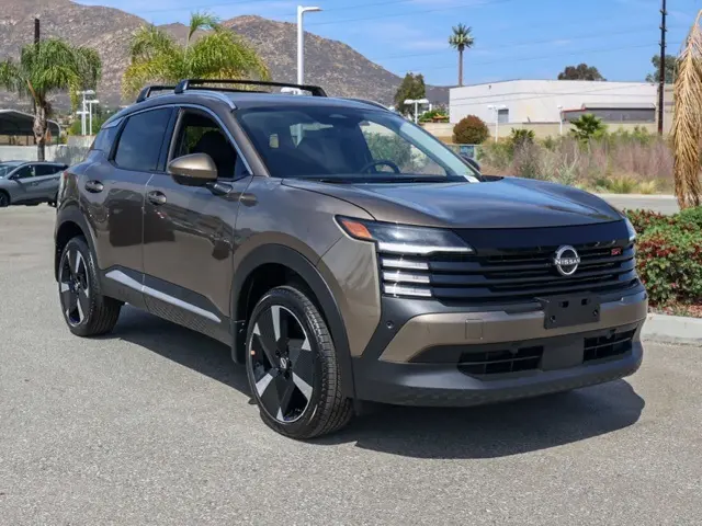 2025 Nissan Kicks SR's photo