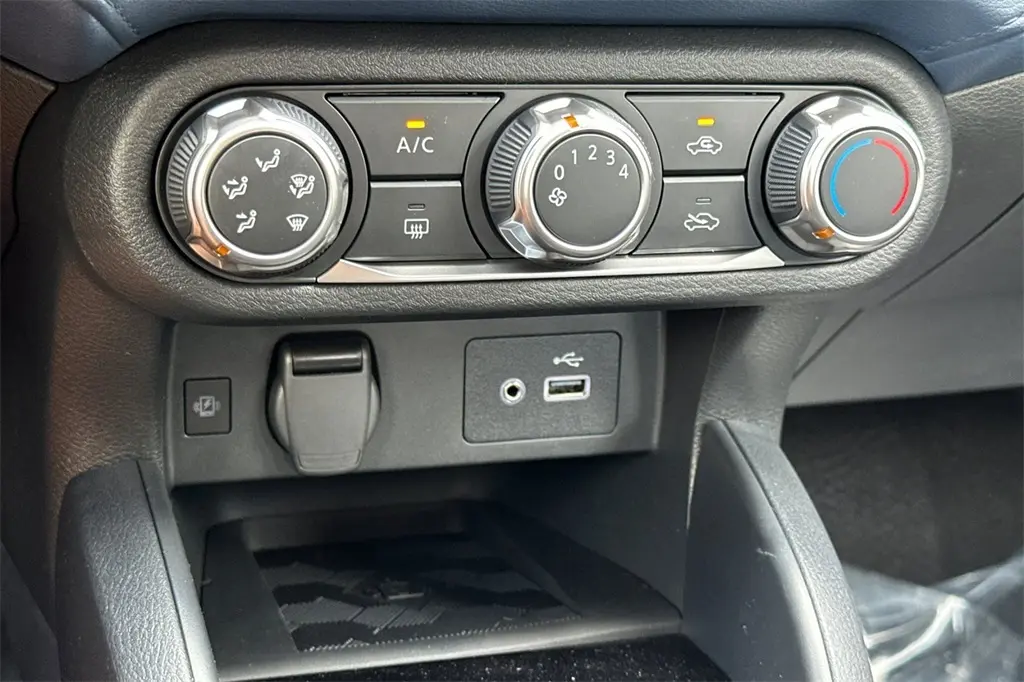 2025 Nissan Versa 1.6 SV photo 19