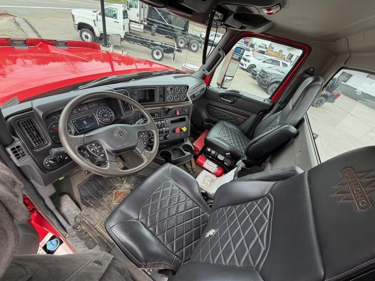 2023 International HX - image 9