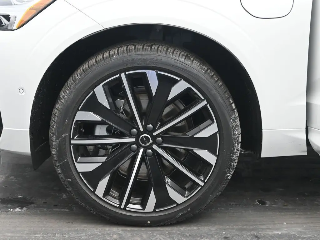 2026 Volvo - image 28