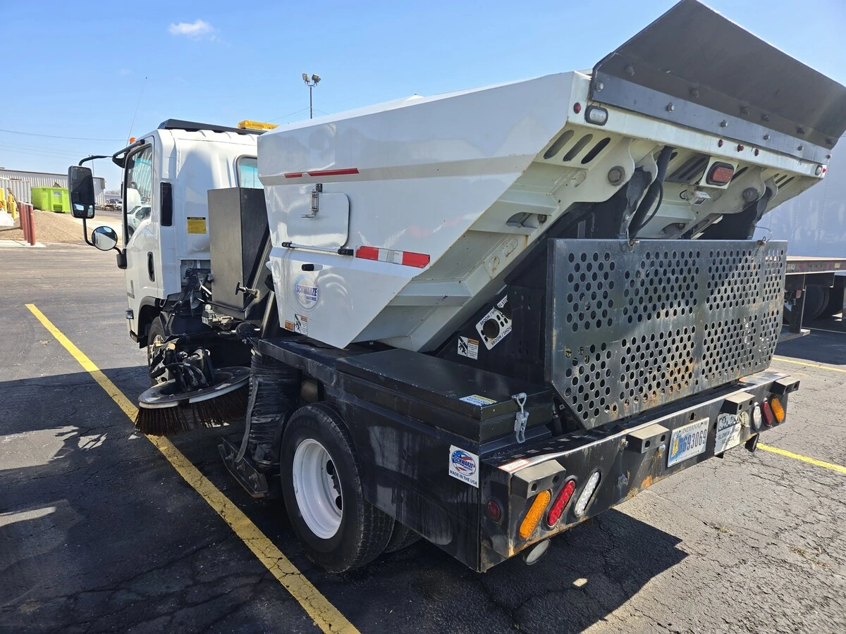 2023 Isuzu NPR - image 2