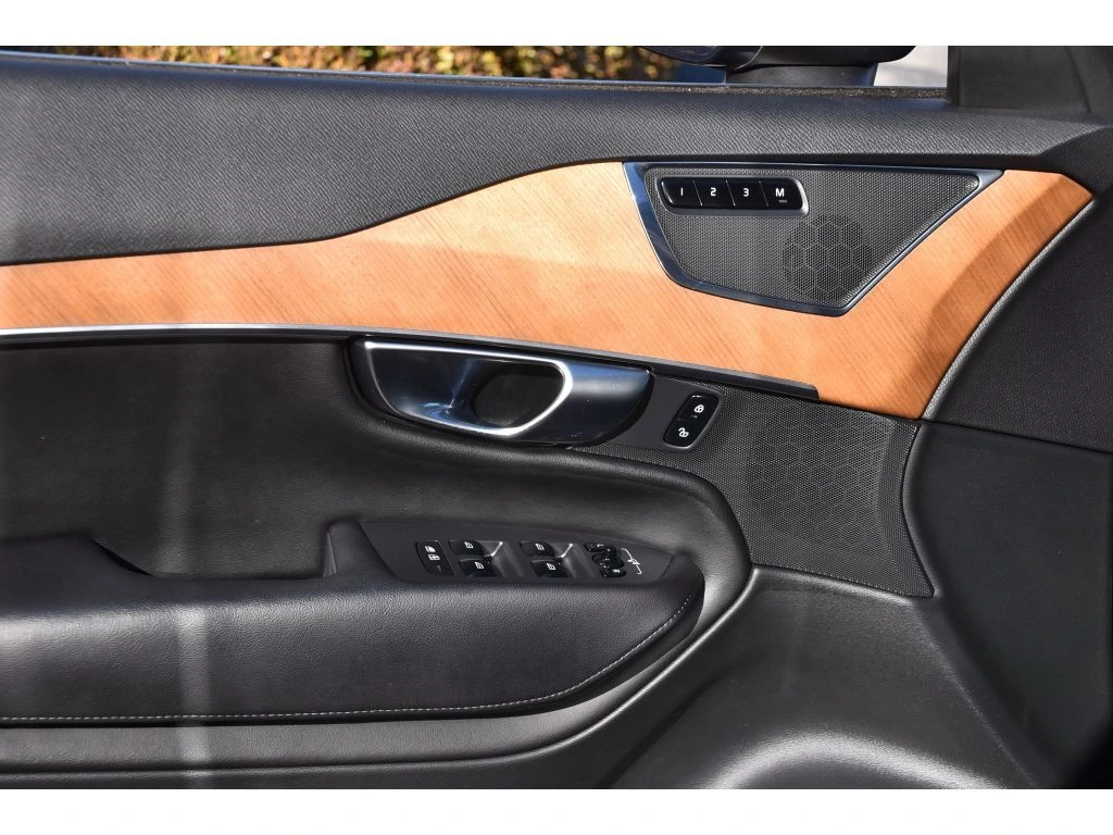 2023 Volvo - image 25