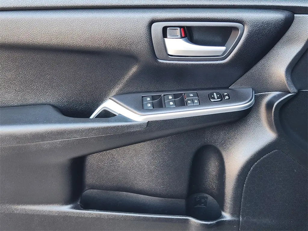 2016 Toyota Camry Base photo 15