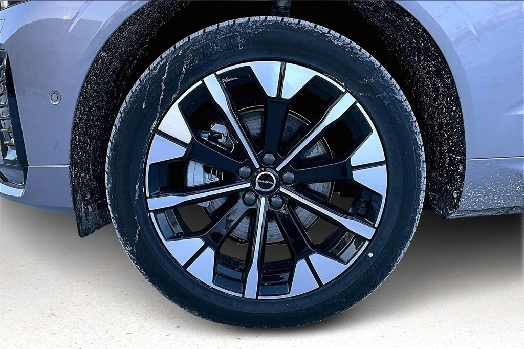 2026 Volvo - image 13