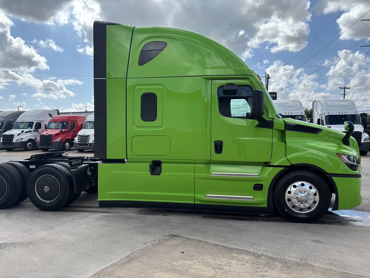 2027 Freightliner - image 4