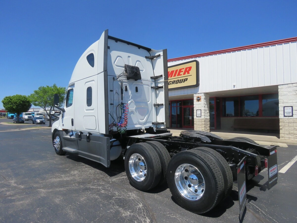 2023 Freightliner Cascadia - image 3