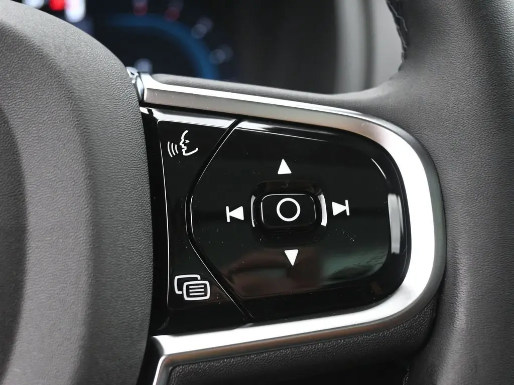 2025 Volvo - image 10