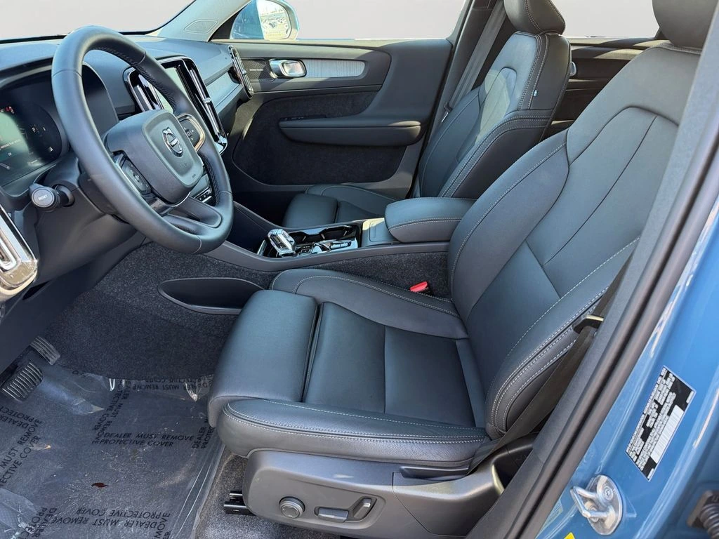 2025 Volvo - image 16