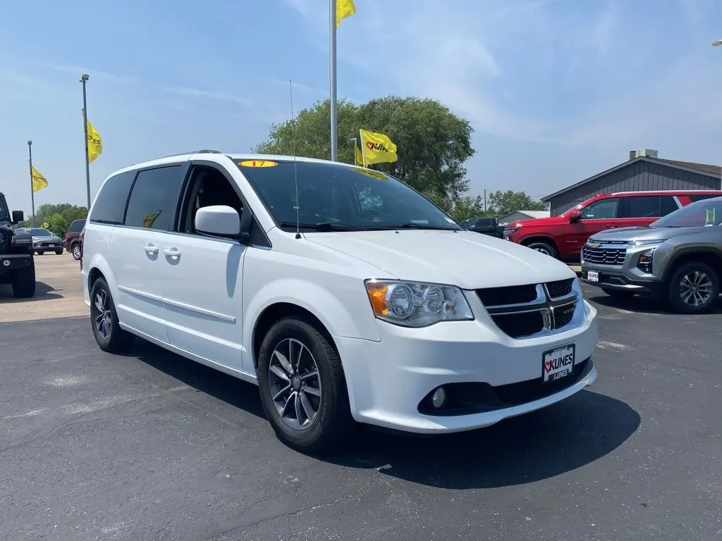Used 2017 Dodge Grand Caravan SXT with VIN 2C4RDGCG7HR646313 for sale in Morrison, IL