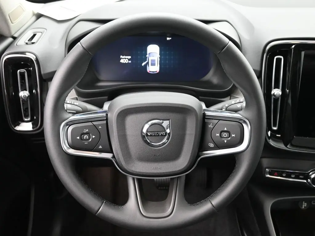 2025 Volvo - image 17