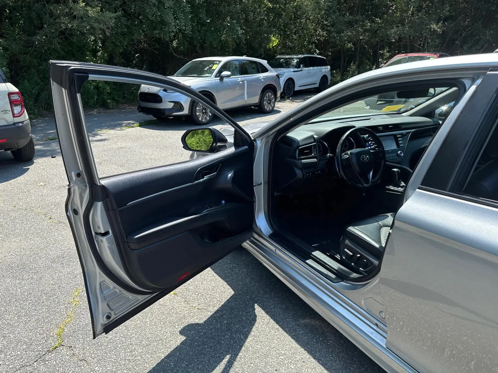 2020 Toyota Camry SE photo 11