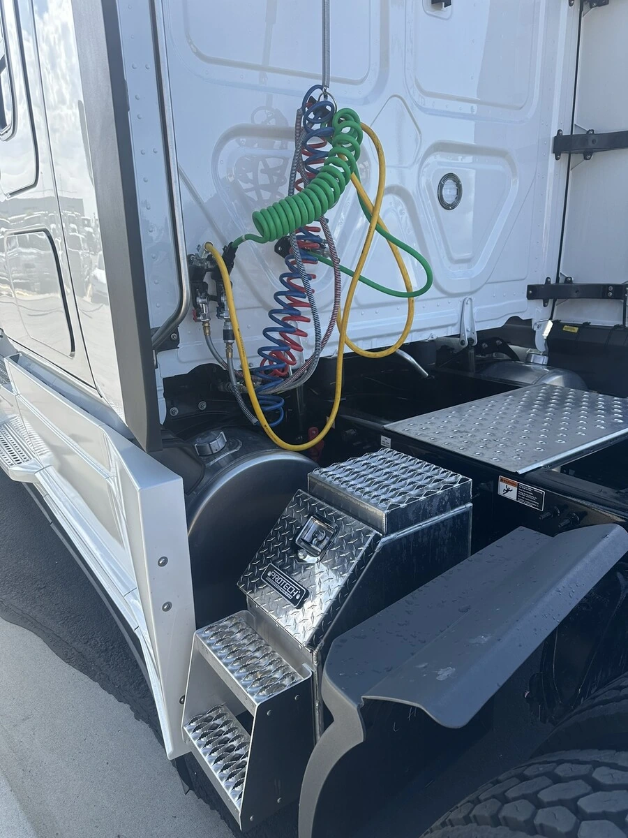 2026 Freightliner Cascadia - image 8