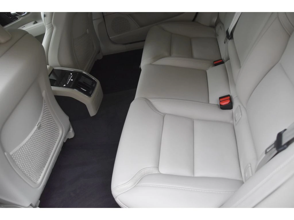 2025 Volvo - image 15