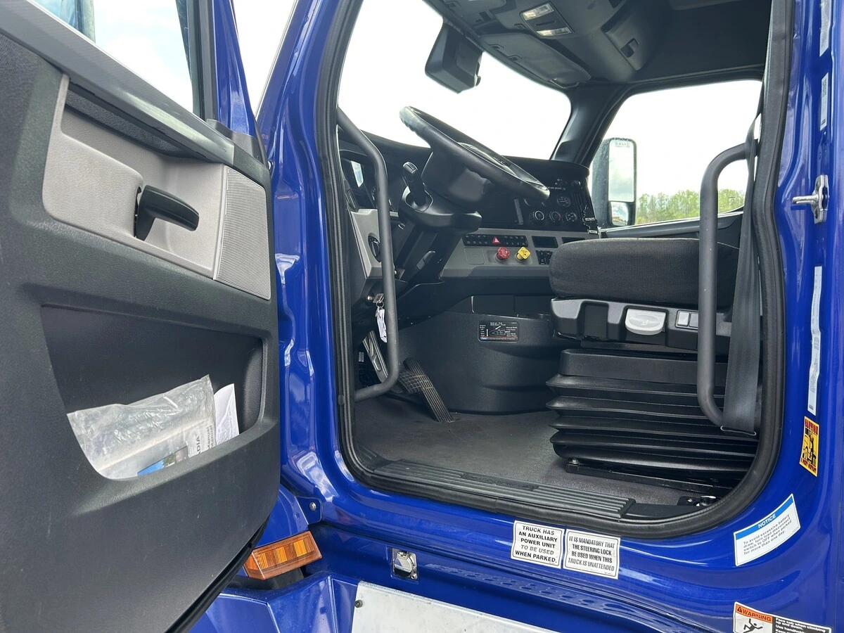 2022 Freightliner Cascadia - image 13