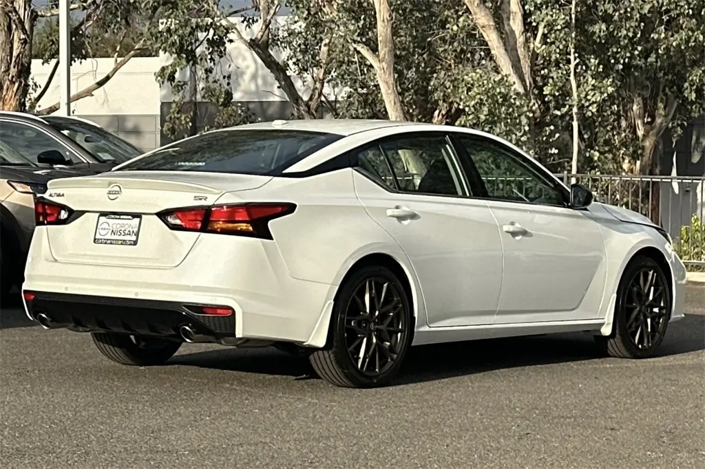 2025 Nissan Altima 2.5 SR photo 2