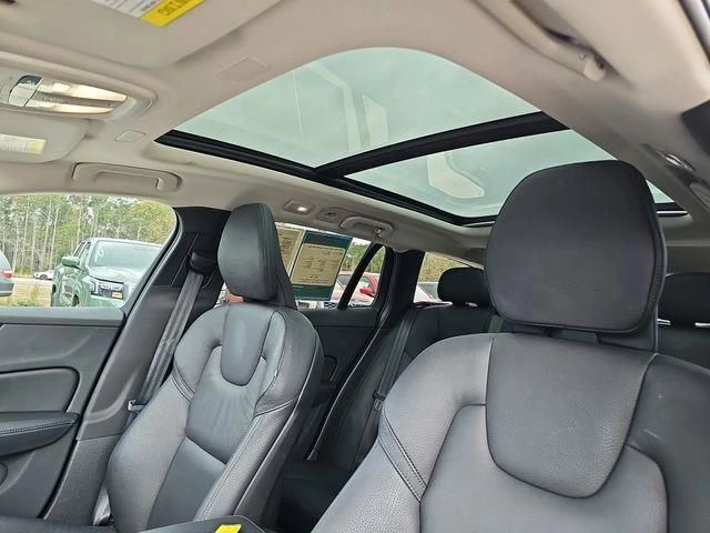 2025 Volvo - image 41