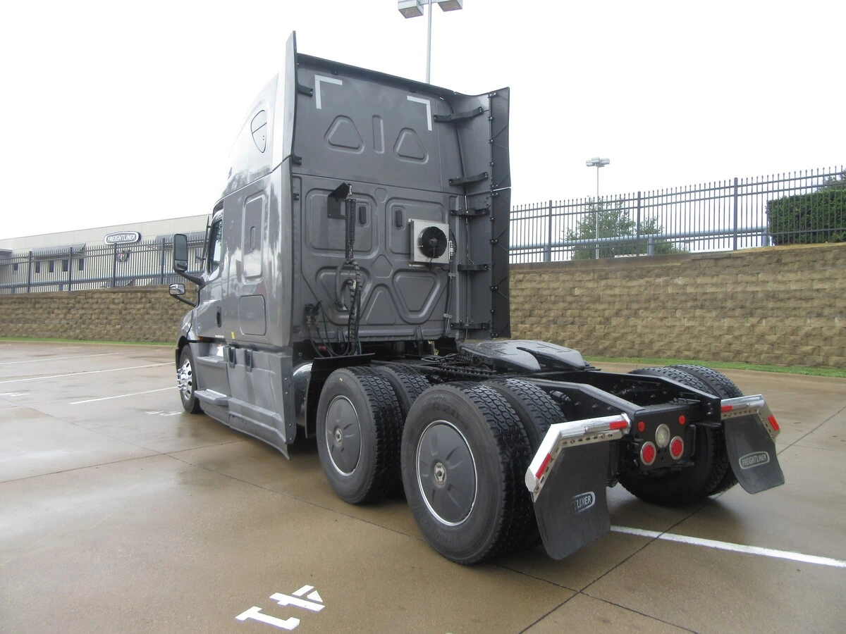 2021 Freightliner Cascadia — photo 3