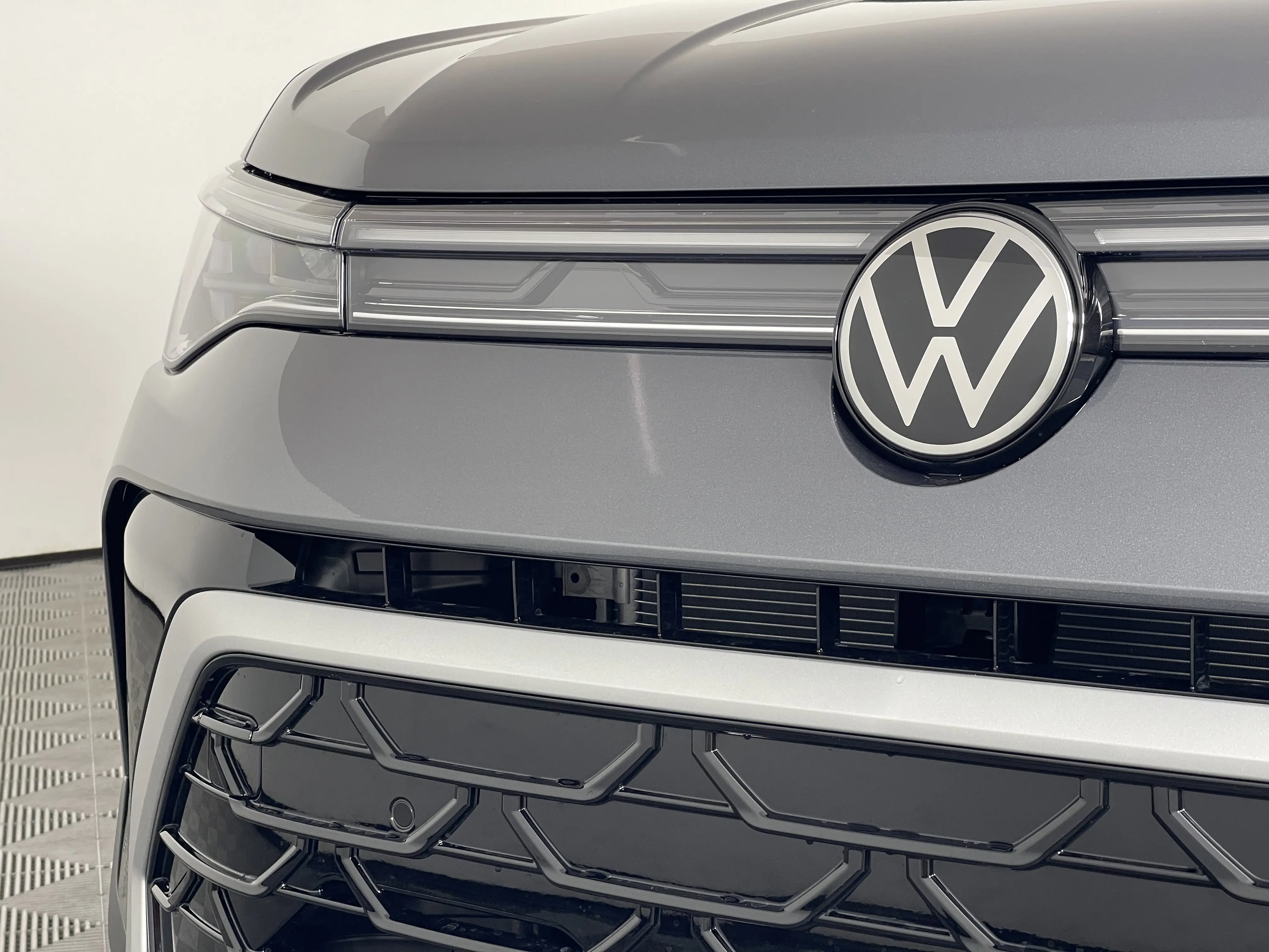 2025 Volkswagen Taos SEL photo 4