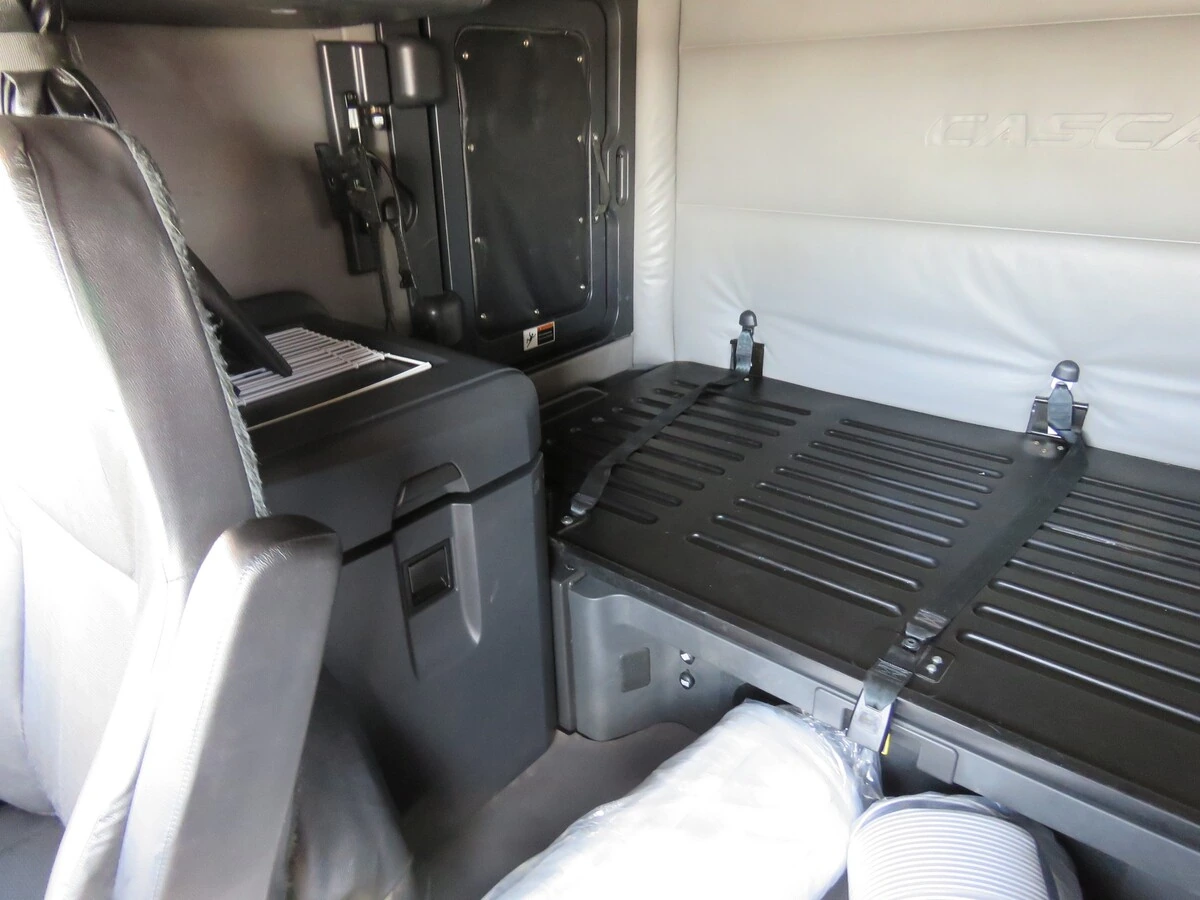 2022 Freightliner Cascadia - image 15