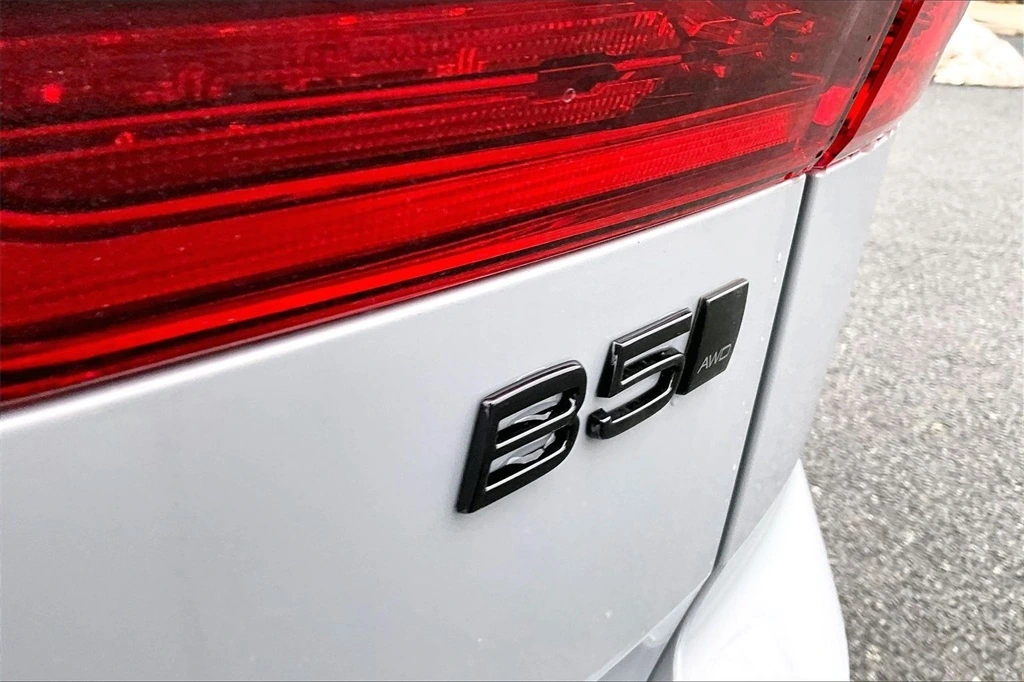 2026 Volvo - image 9