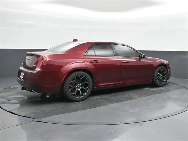2019 Chrysler 300 Touring photo 3