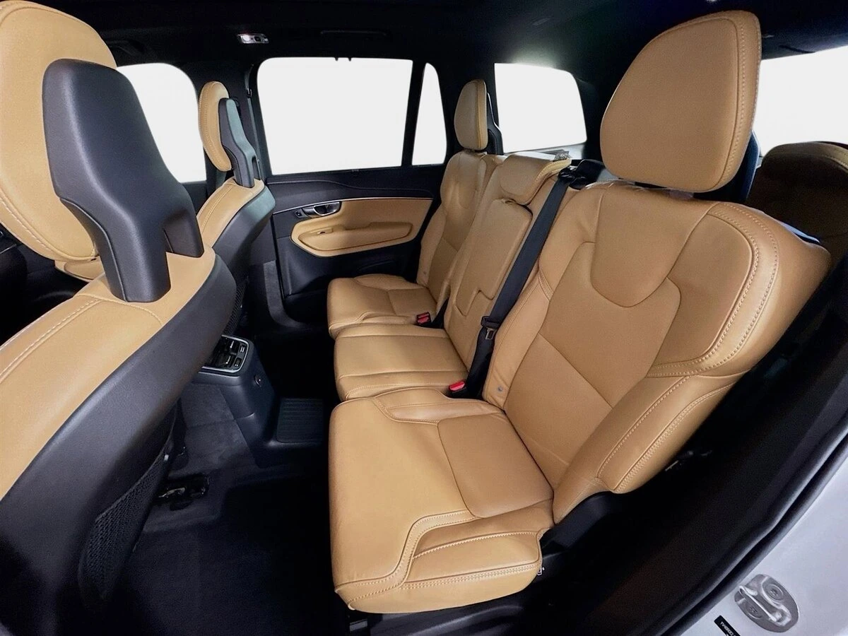 2022 Volvo - image 24