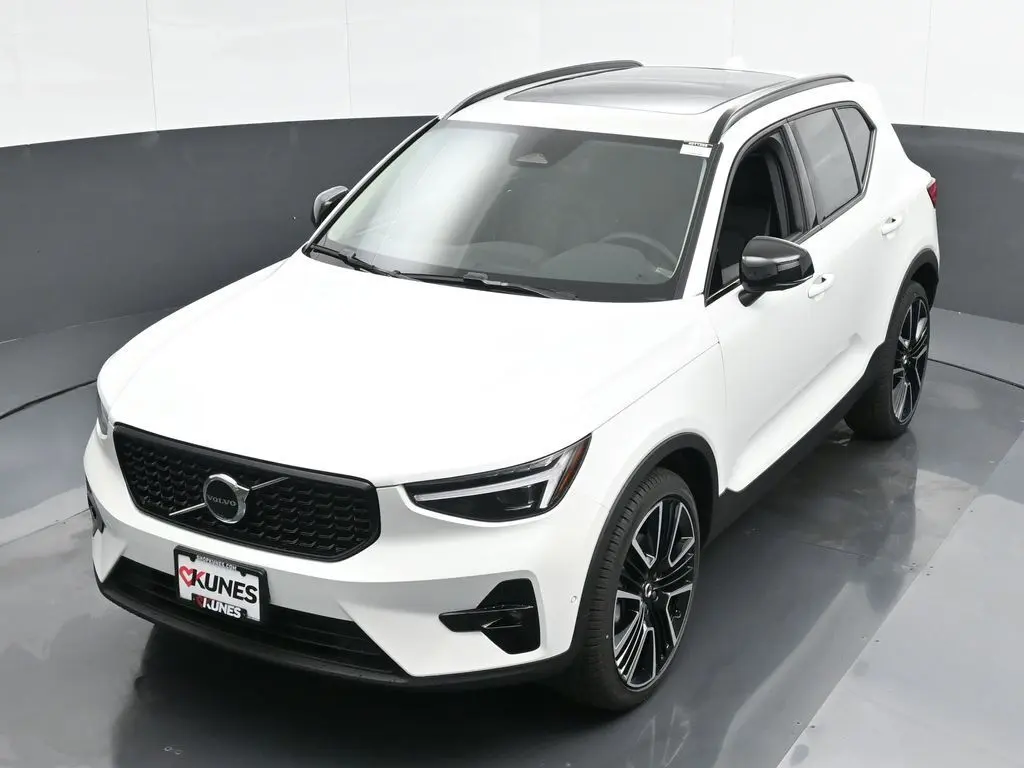 2025 Volvo - image 35