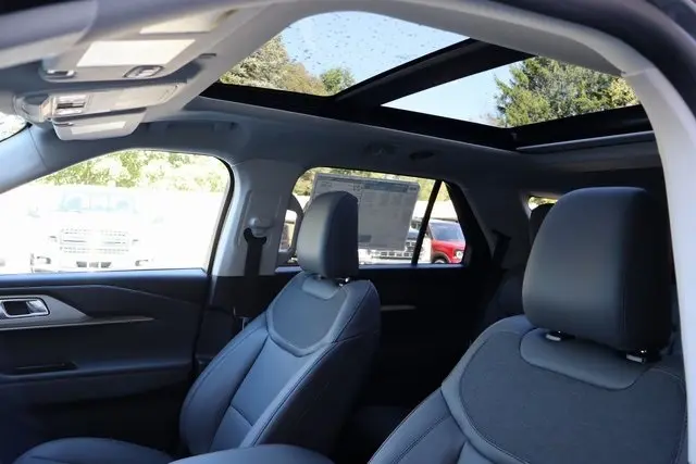 2025 Ford Explorer photo 4