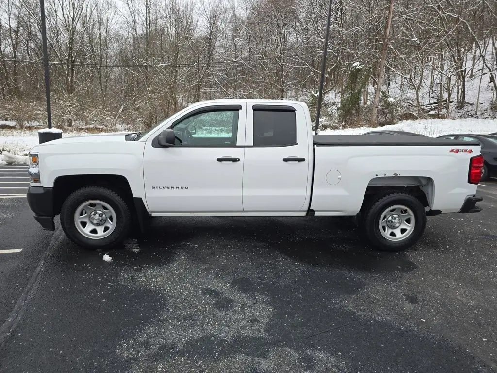 2018 Chevrolet Silverado 1500 photo 2