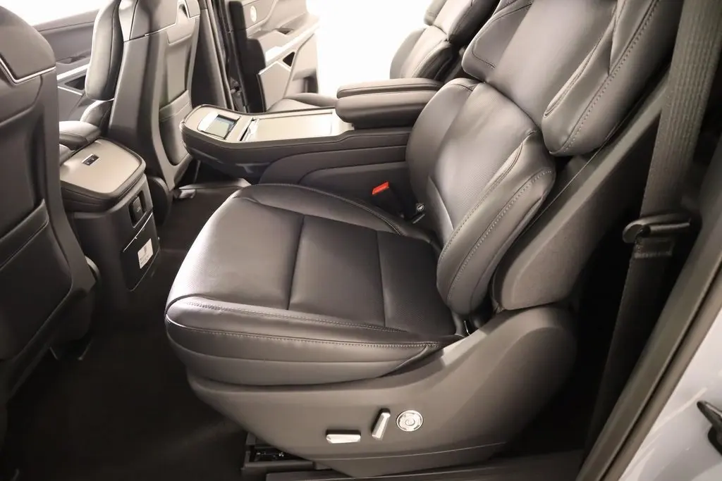 2025 Lincoln Navigator L Reserve photo 3