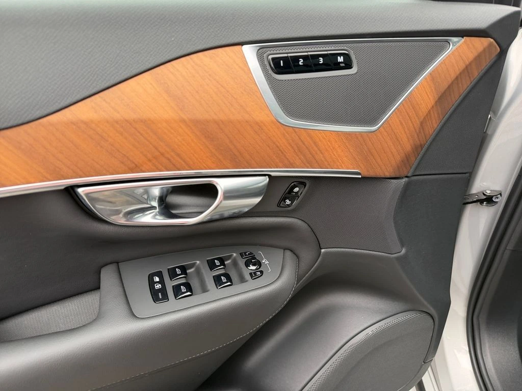 2025 Volvo - image 14