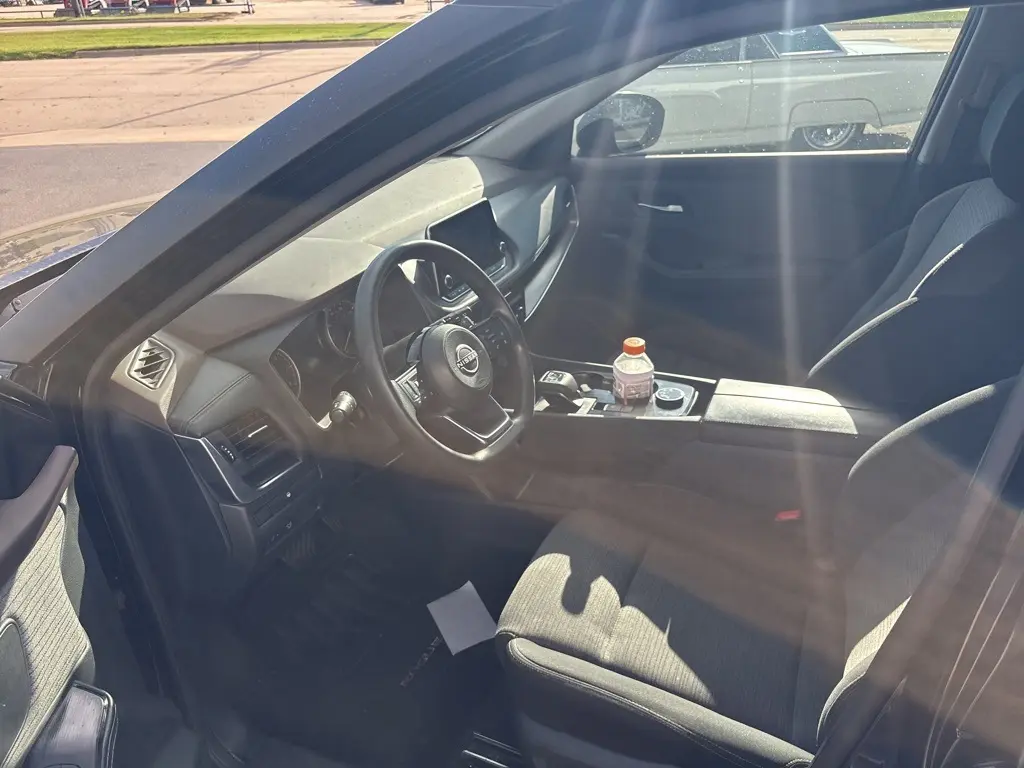 2023 Nissan Rogue SV photo 3